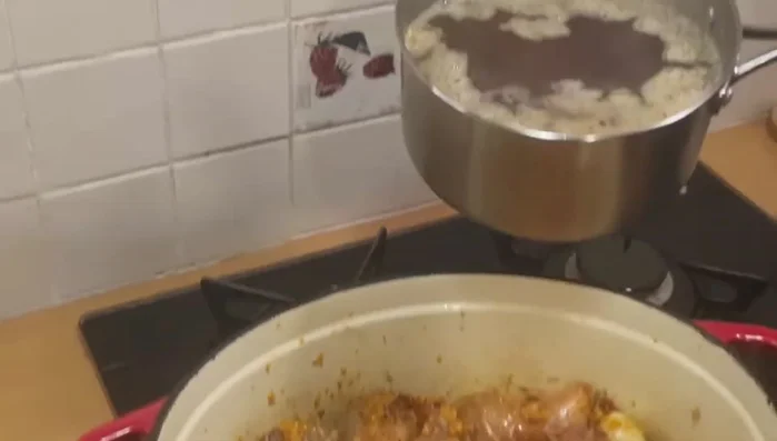 Ajouter les carottes, échalotes coupées en deux, le thym, les feuilles de laurier, la tomate purée, le fond de veau, le sel et le piment.