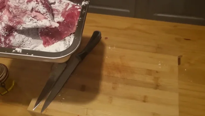 Faire chauffer de l'huile d'olive dans une cocotte.