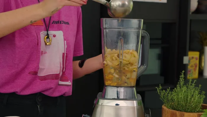 Mixer le tout avec le bouillon.