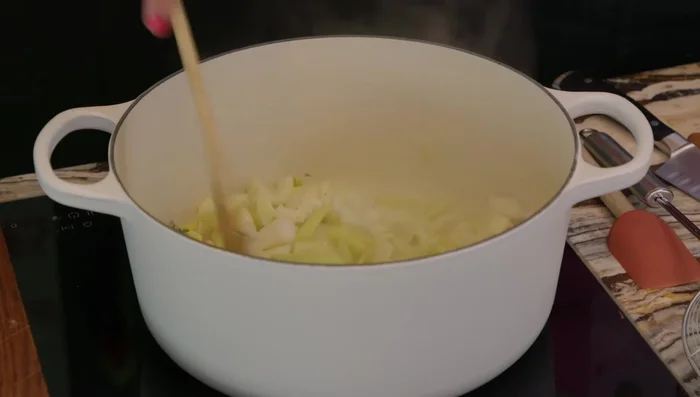 Faire légèrement colorer les aromates pour en extraire les sucs.
