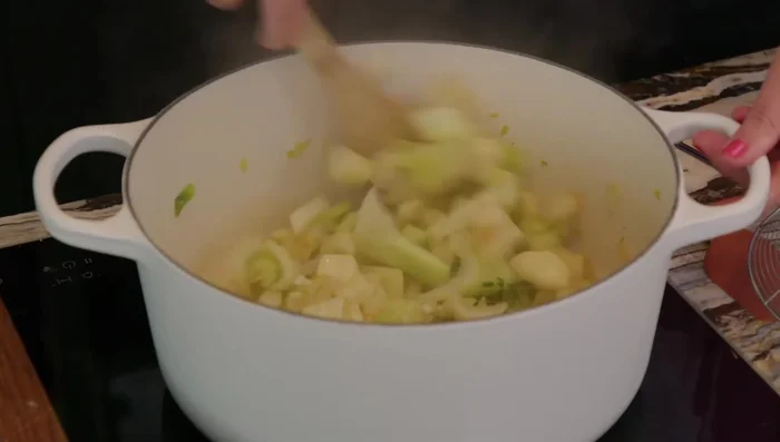 Déglacer au vin blanc.