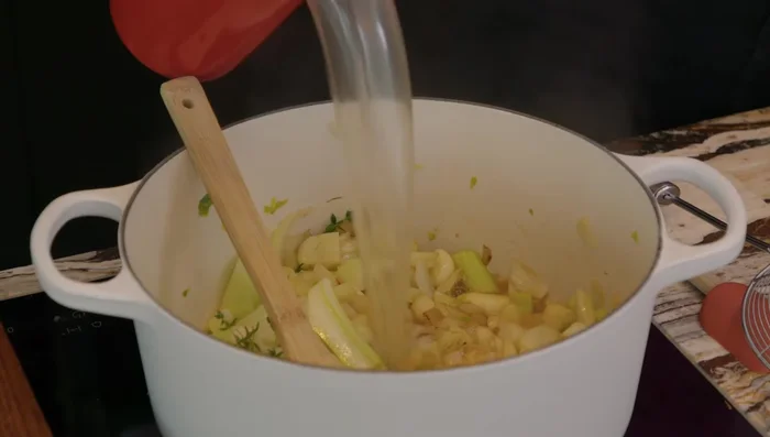 Ajouter le bouillon de poulet et laisser mijoter jusqu'à ébullition.