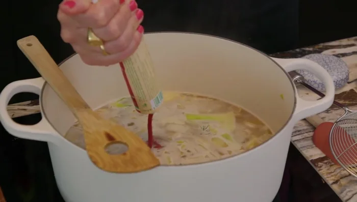 Ajouter les moules, le concentré de tomates et laisser cuire 2-3 minutes jusqu'à ouverture des moules.