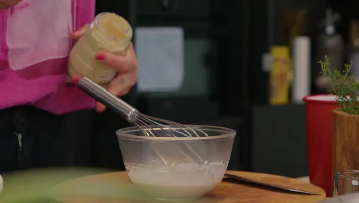 Préparer la crème de moutarde : mélanger la moutarde avec du sel et du poivre.