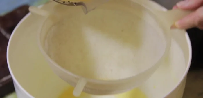 Passez le jus au chinois pour retirer les grains.