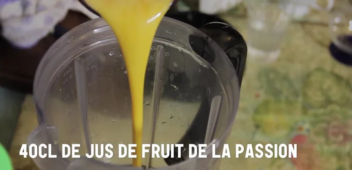 Remettez le jus dans le mixeur. Ajoutez 40 cl de lait concentré sucré et 40 cl de crème liquide.