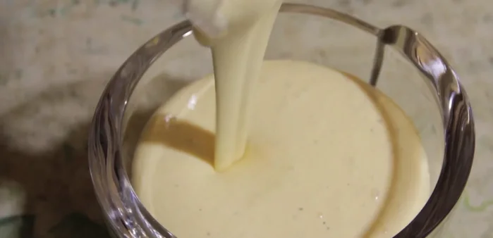 Versez la mousse dans un bol ou des ramequins individuels. Réfrigérez pendant au moins 3 heures.