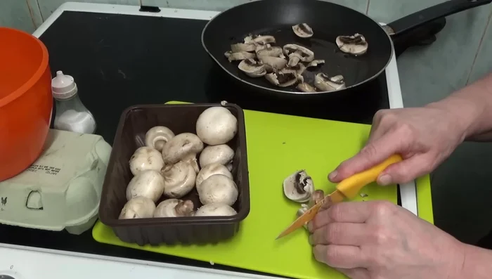 Une fois les champignons légèrement cuits, les déplacer sur le côté de la poêle.