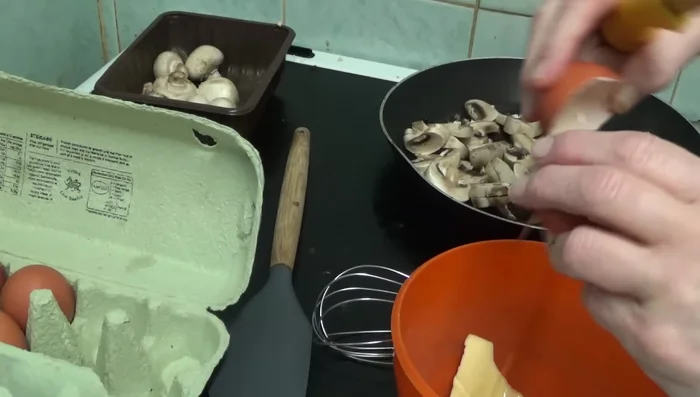 Dans un bol, casser les œufs et les battre légèrement avec une pincée de sel.