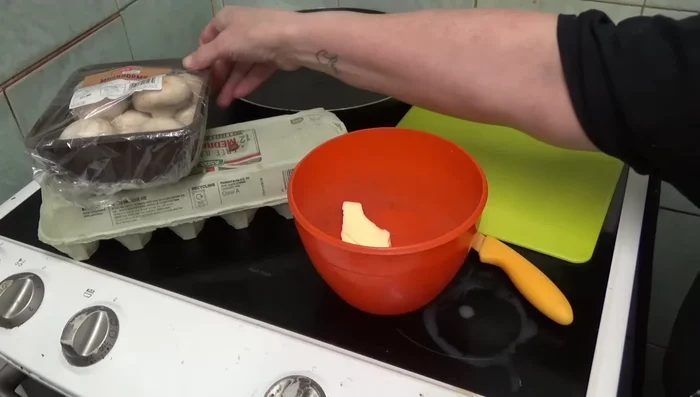 Faire chauffer du beurre dans une poêle.