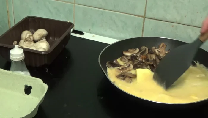 Incorporer les champignons cuits dans les œufs brouillés.