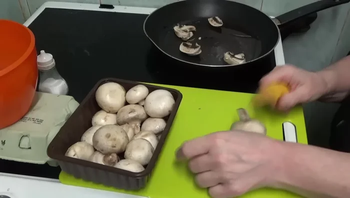 Ajouter les champignons dans la poêle et les faire cuire légèrement.