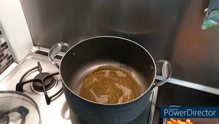 Faire chauffer l'huile d'olive dans une marmite. Ajouter l'oignon et l'ail émincés et faire revenir quelques instants.