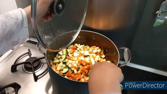 Après 15 minutes de cuisson, saler, poivrer et ajouter le thym.