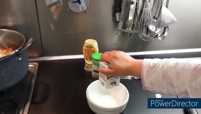 Dans un bol, mélanger la crème liquide, la moutarde et l'herbe de Provence. Saler et poivrer légèrement.