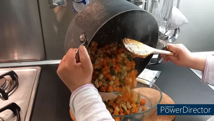 Verser les légumes dans un plat à gratin. Ajouter la crème et le fromage râpé.