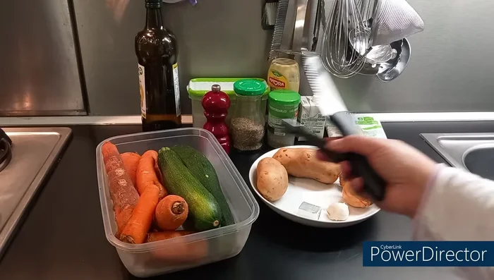 Éplucher et couper en petits cubes les carottes, courgettes, pommes de terre, oignon et ail. Émincer finement l'oignon et l'ail.