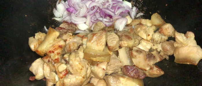 Ajouter les oignons et faire revenir avec la viande.