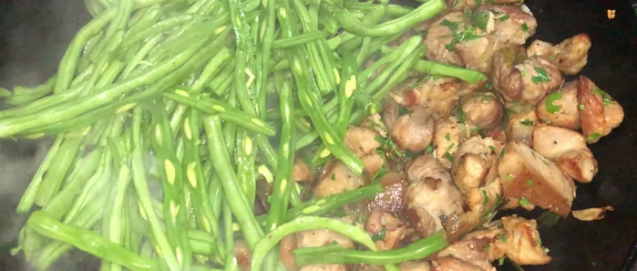 Ajouter les haricots verts (frais ou surgelés).