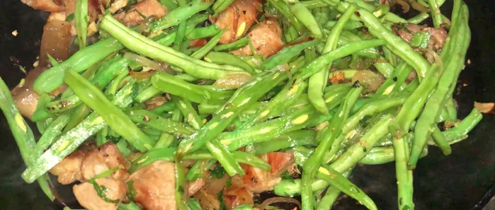 Laisser mijoter jusqu'à ce que les haricots verts soient tendres.