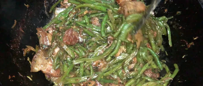 Servir chaud avec du riz et une sauce pimentée.