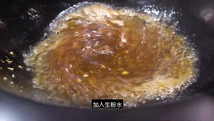 Ajoutez un peu d'eau avec de la fécule de maïs pour épaissir la sauce.