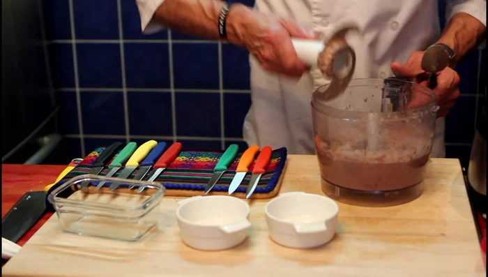 Mixer le tout jusqu'à obtenir une texture lisse et homogène.