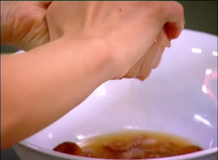 Émietter les amaretti.