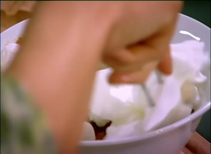 Mélanger la pulpe de pêche hachée, les amaretti émiettés et les blancs en neige.