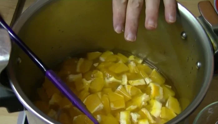 Faites cuire à feu moyen pendant 30 à 60 minutes, jusqu'à ce que le jus réduise de moitié. Remuez régulièrement.