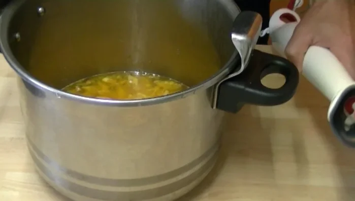 Mixez la préparation jusqu'à obtenir un jus homogène.