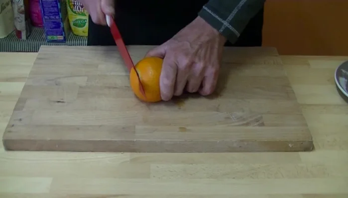 Découpez les oranges en enlevant les extrémités et la peau blanche au maximum. Coupez-les ensuite en petits carrés.