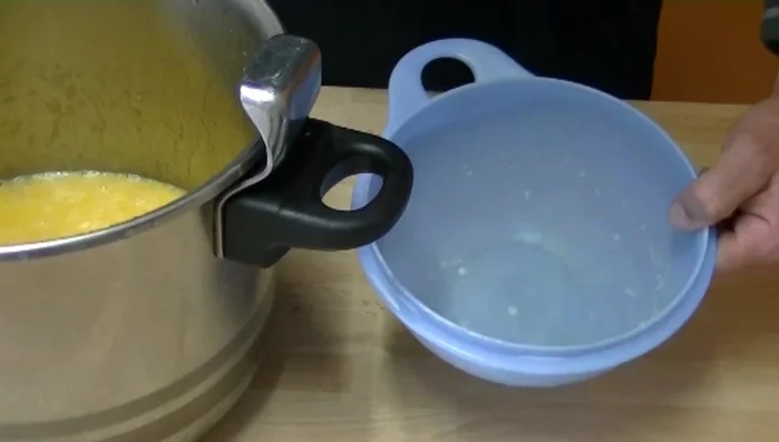 Si vous n'avez pas de sorbetière, versez le jus dans un saladier. Fouettez toutes les heures pendant 4 heures pour éviter la formation de cristaux et remettre au congélateur.