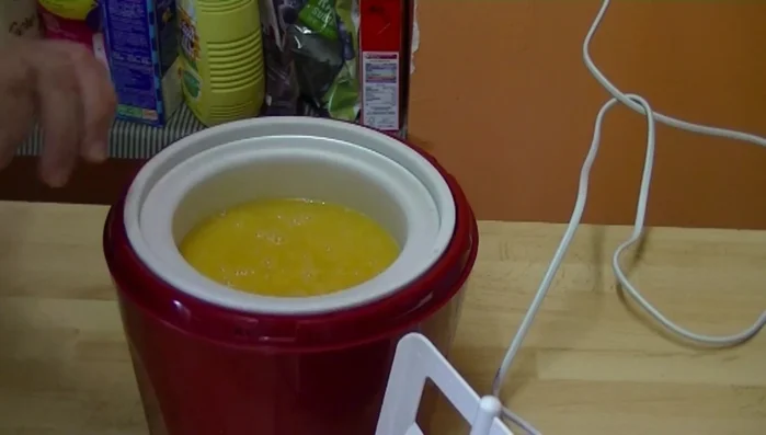 Si vous avez une sorbetière, versez le jus dans la sorbetière et laissez tourner pendant 45 minutes.