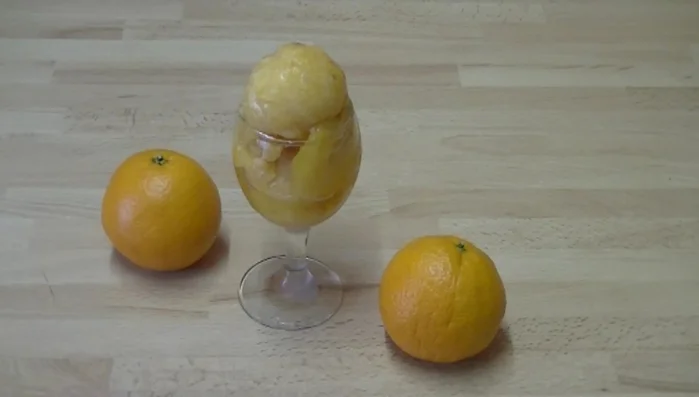 Placez le sorbet au congélateur pendant au moins une nuit pour une meilleure texture.