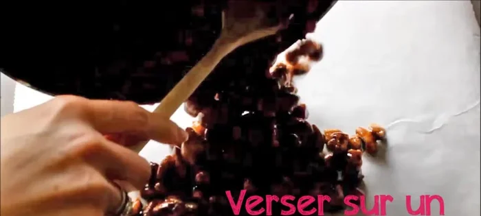 Versez le mélange sur une feuille de papier sulfurisé. Étalez bien avec une cuillère (attention, c'est très chaud!). Laissez refroidir complètement.