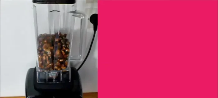Placez les fruits concassés dans le bol de votre mixeur et mixez jusqu'à obtenir une pâte uniforme.