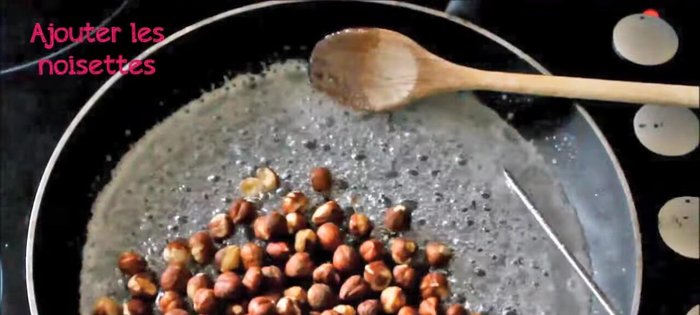 Ajoutez les noisettes entières et les amandes. Mélangez avec une cuillère en bois. Les fruits vont se recouvrir d'une pellicule blanche de sucre (c'est normal).