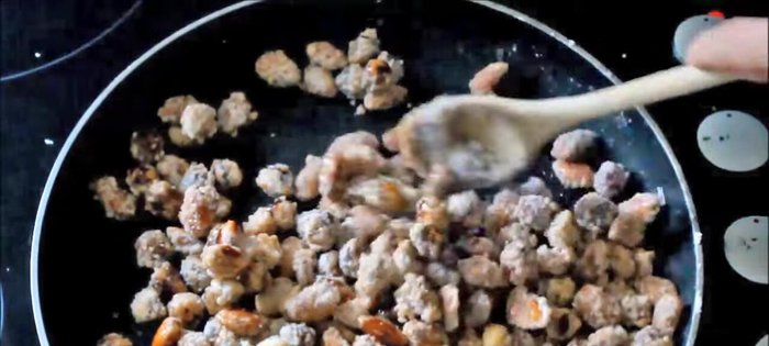 Laissez cuire en mélangeant régulièrement pendant environ 20 minutes, jusqu'à ce que le sucre fonde et caramélise.