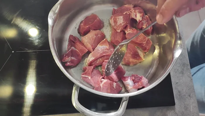 Faire revenir les morceaux de porc dans une sauteuse huilée, 5 minutes de chaque côté.