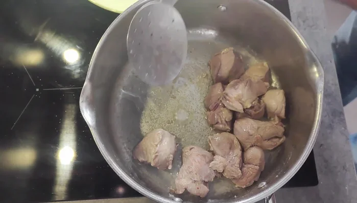 Retirer la viande et réserver.