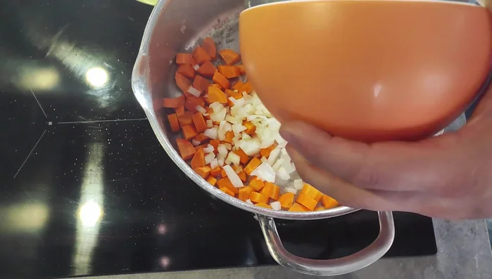 Faire revenir les carottes et les oignons dans la même sauteuse.