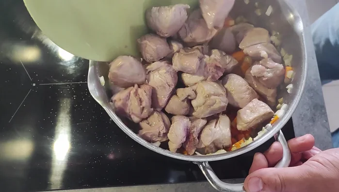 Ajouter le concentré de tomate, le gingembre, le curry, le sel et le poivre.
