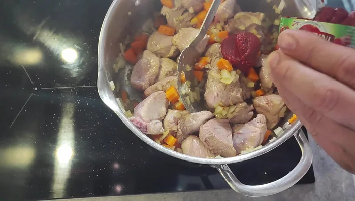 Remettre la viande dans la sauteuse.