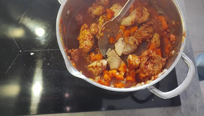 Ajouter le bouillon de volaille et le lait de coco.