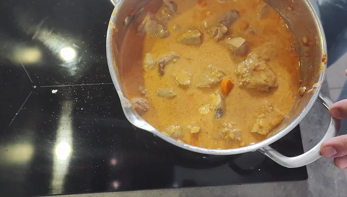 Laisser mijoter à feu moyen pendant 40 minutes avec un couvercle.