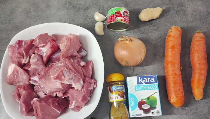 Dégraisser et couper le porc en petits morceaux.