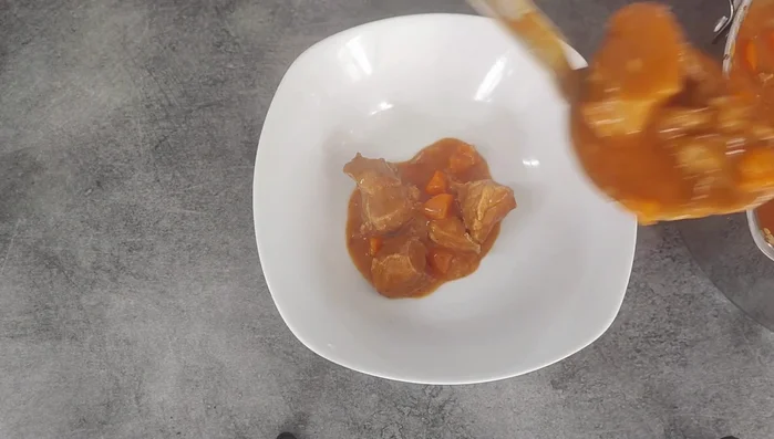 Dresser le sauté de porc au curry dans des assiettes.