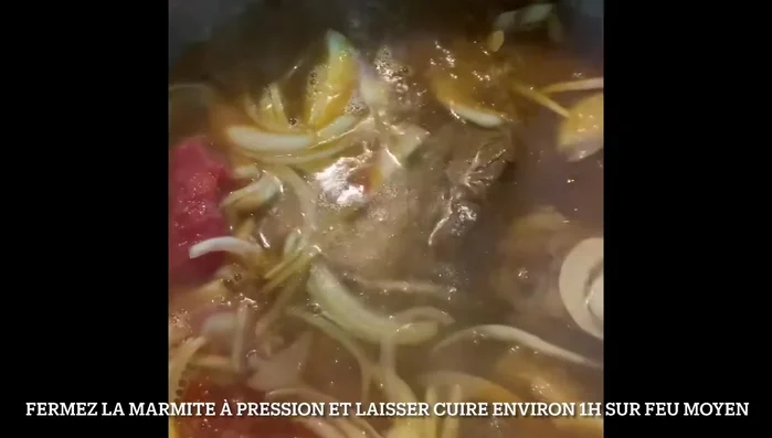 Fermez la marmite à pression et laissez cuire environ 50 minutes à 1 heure à feu moyen.