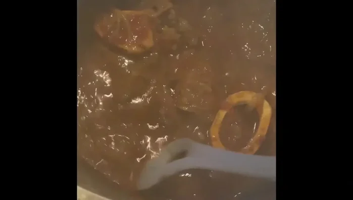 Après cuisson, si la sauce est trop liquide, laissez-la réduire. Ajoutez ensuite un oignon coupé en lamelles et les olives vertes préalablement lavées et égouttées.